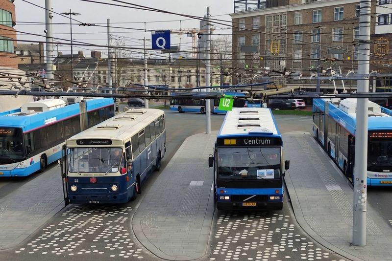Rondrit met museumbussen door Arnhem